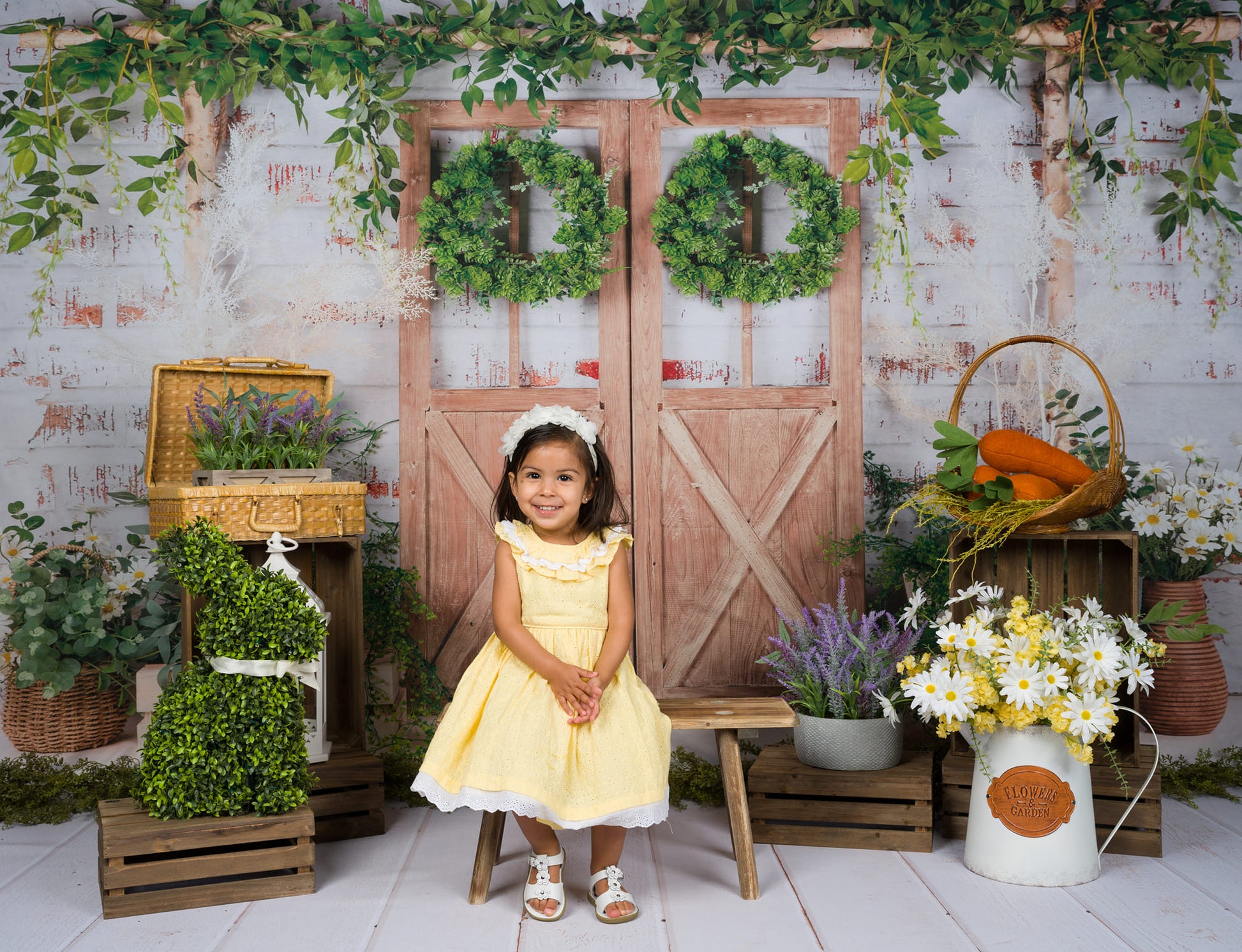 Kate 春の緑の植物の納屋のドアの背景