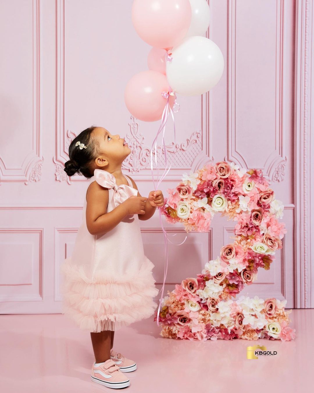 Kateピンクのレトロな壁の背景Chainデザイン