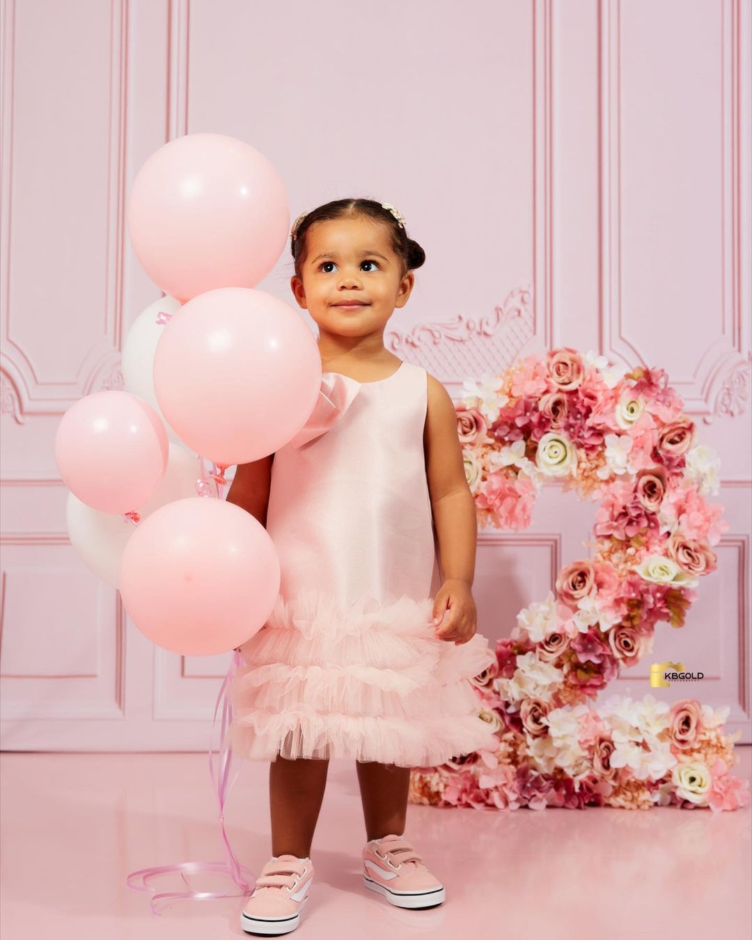 Kateピンクのレトロな壁の背景Chainデザイン