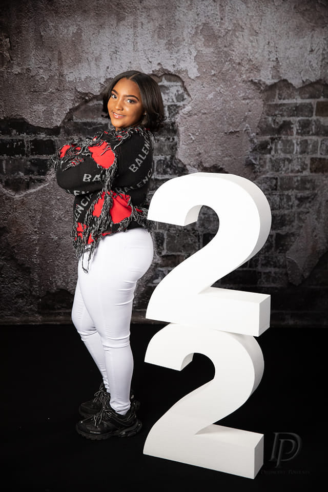 kateレトロな苦しめられたレンガの暗い壁の背景