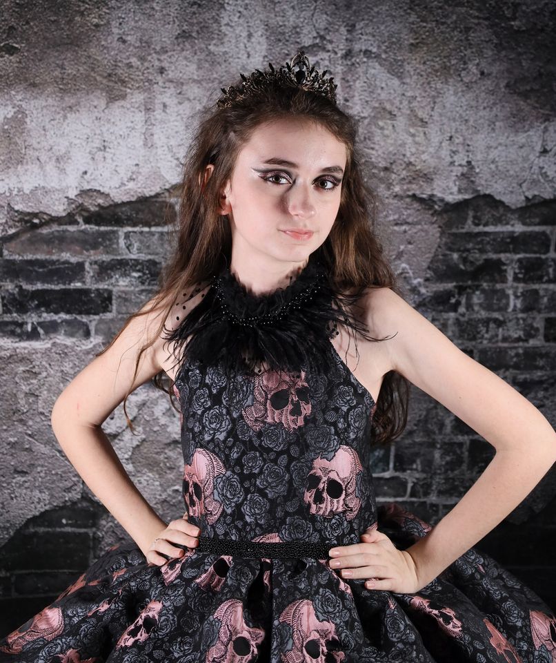 kateレトロな苦しめられたレンガの暗い壁の背景