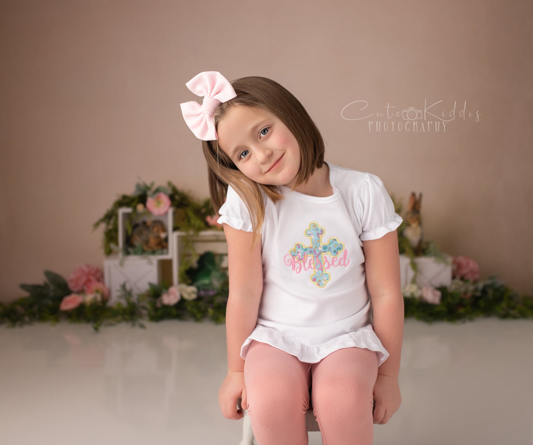 Kate 写真撮影のための春のウサギの花子供イースターの背景