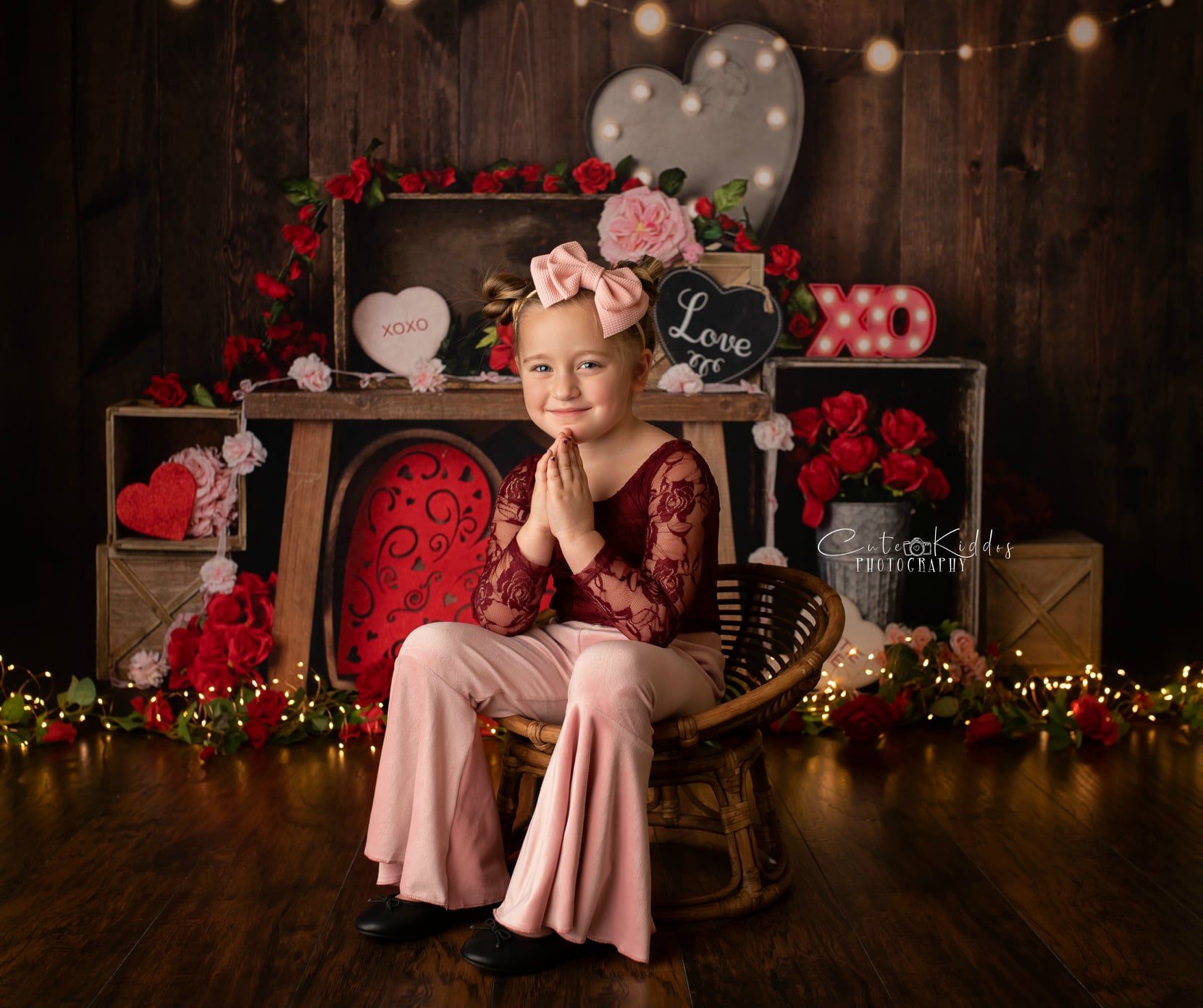 Kate バレンタインの木箱の赤いバラの背景