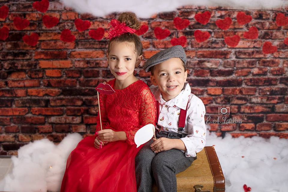 Kate 写真のための赤いハートバレンタインデーの背景と暗いレンガ のデザインです JS Photography