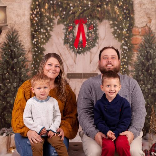 Kate クリスマスの背景レンガの壁のドアとクリスマスツリー