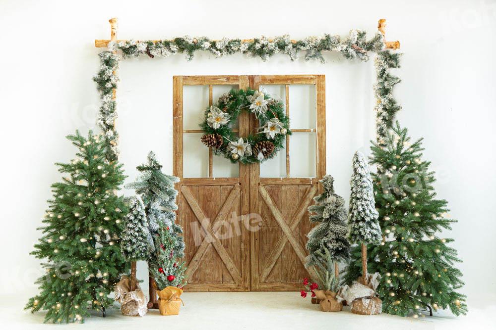 Emetselchによって設計されたkateつのクリスマスツリーの背景納屋のドアの木材