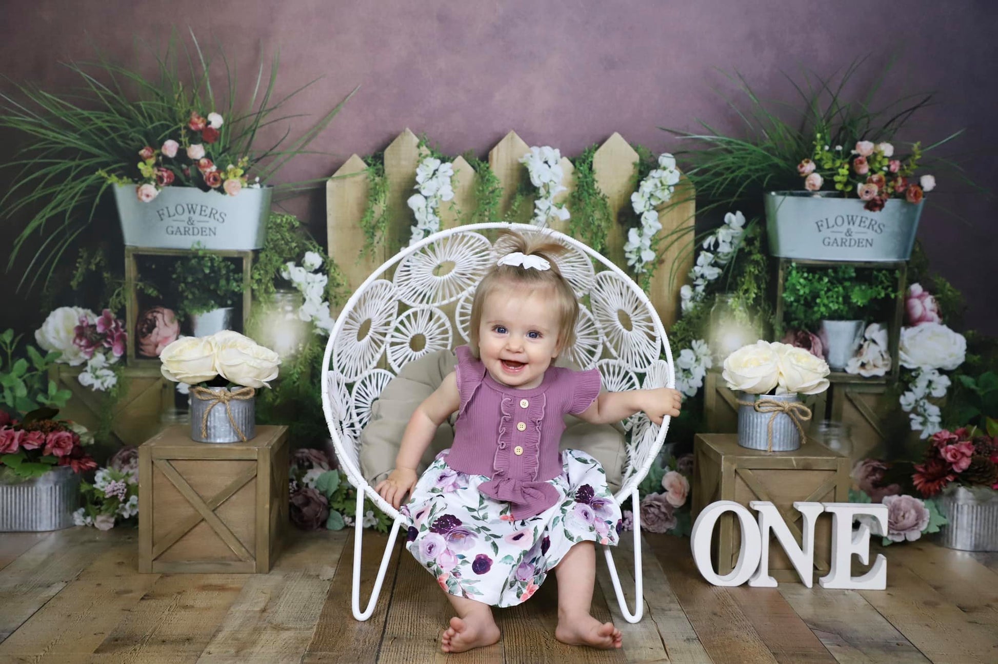 Kate 春の庭の花木製柵の背景