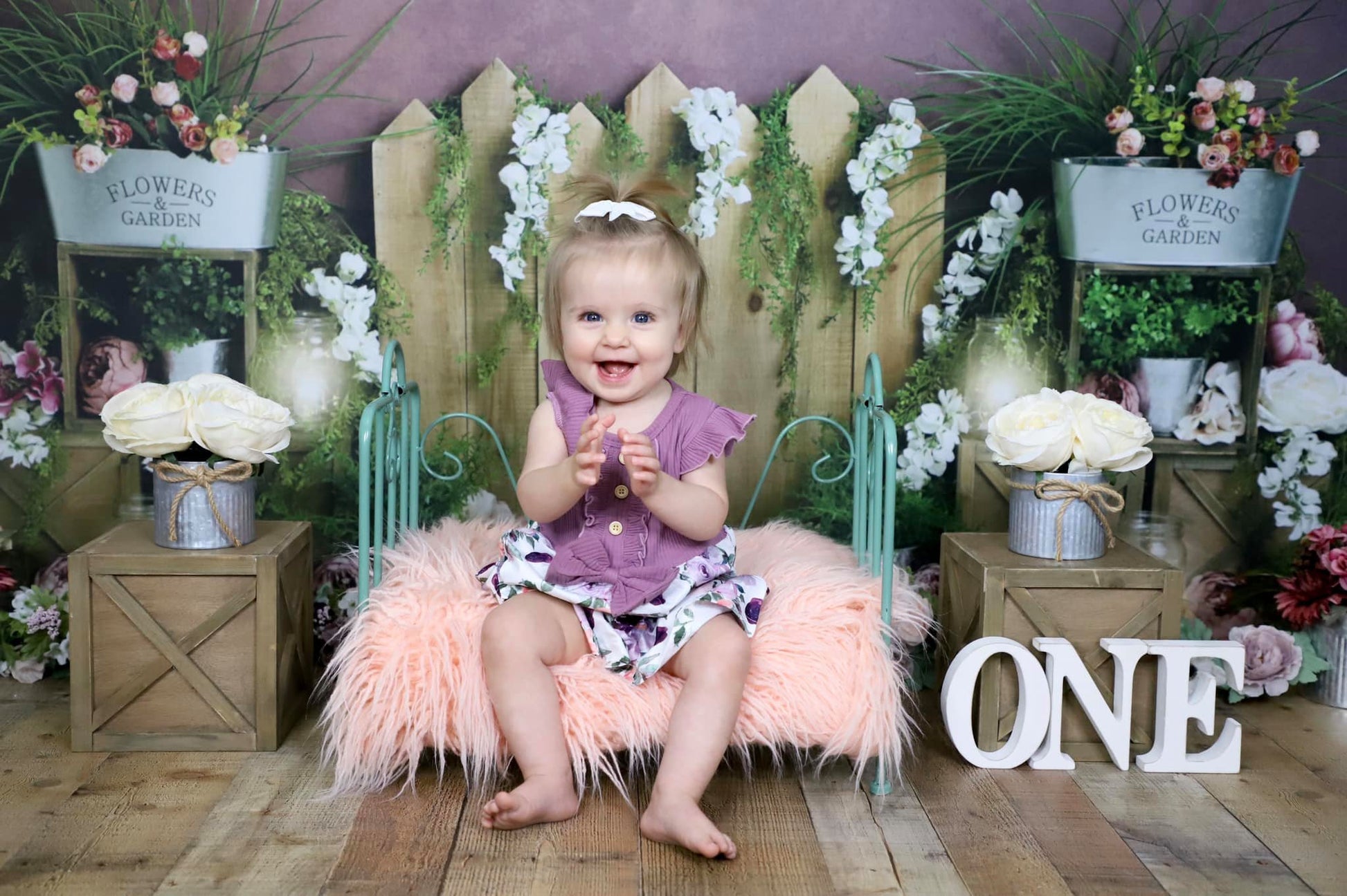 Kate 春の庭の花木製柵の背景