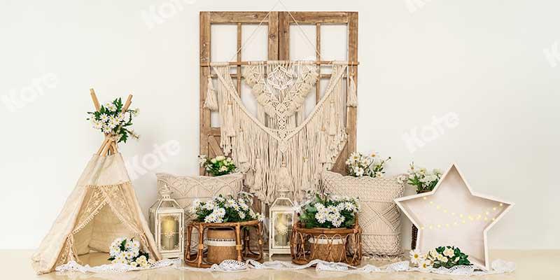 kate自由奔放に生きる納屋のドアデイジーの花の背景