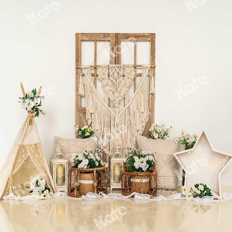 kate自由奔放に生きる納屋のドアデイジーの花の背景