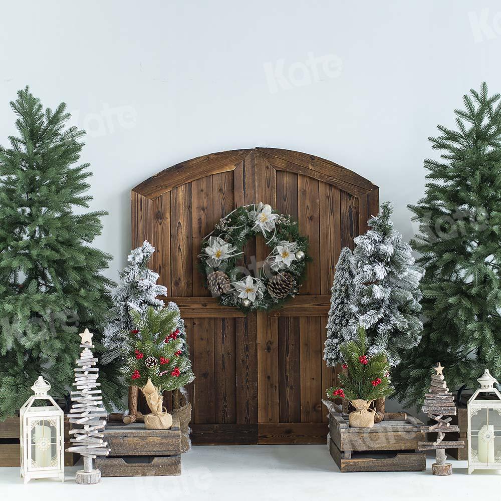 kateクリスマスツリーの納屋のドアの背景