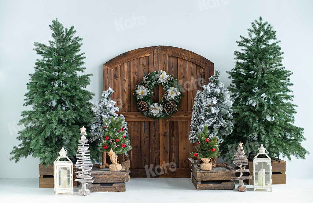 kateクリスマスツリーの納屋のドアの背景