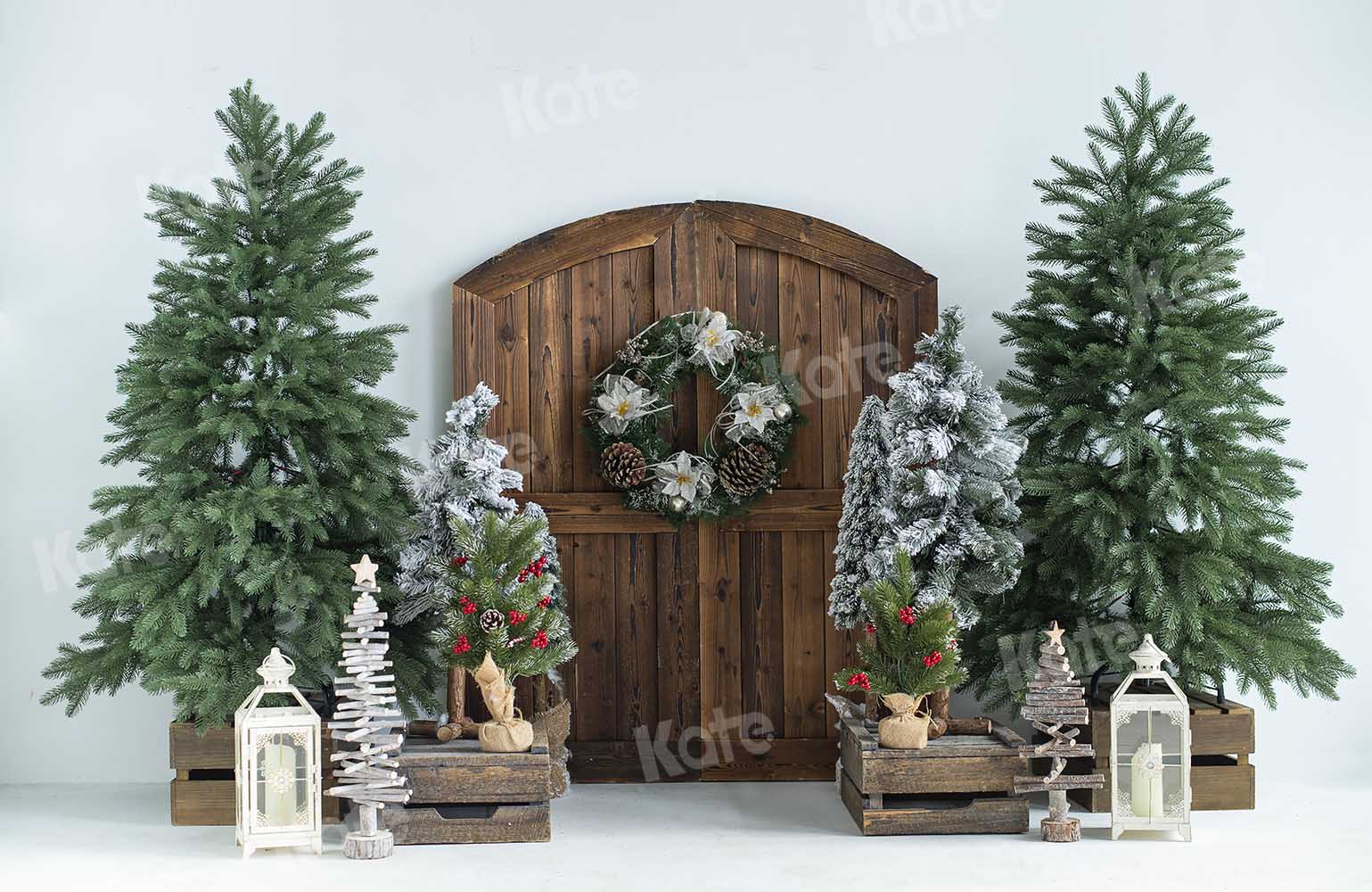 kateクリスマスツリーの納屋のドアの背景