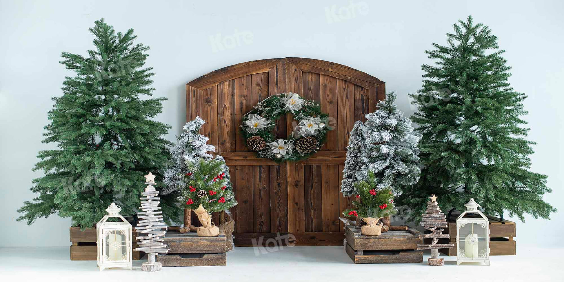 kateクリスマスツリーの納屋のドアの背景