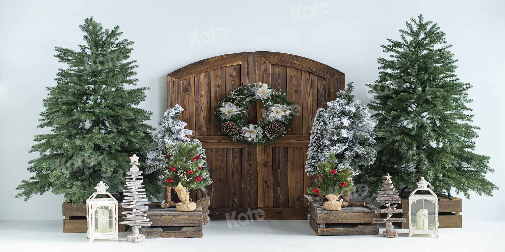 kateクリスマスツリーの納屋のドアの背景