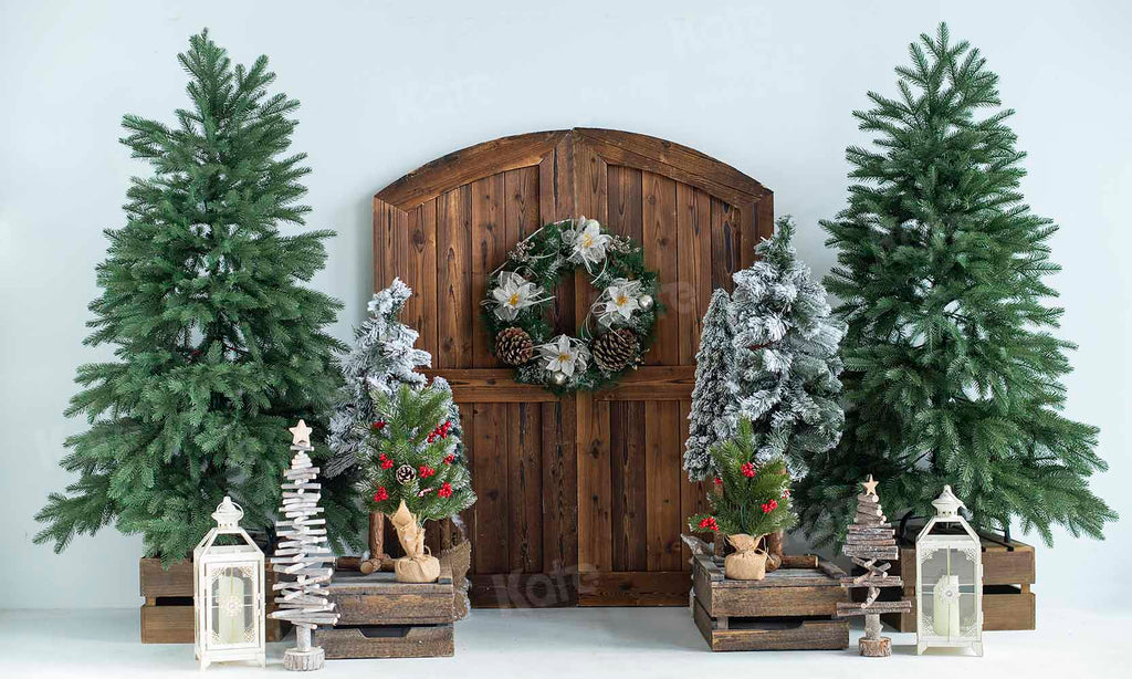 kateクリスマスツリーの納屋のドアの背景