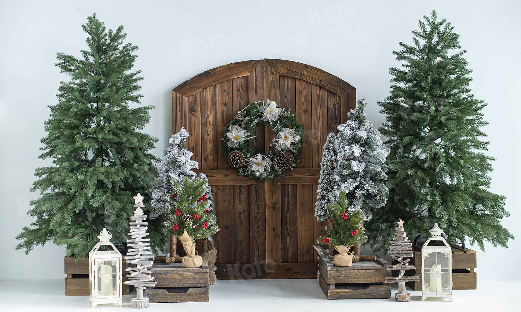 kateクリスマスツリーの納屋のドアの背景