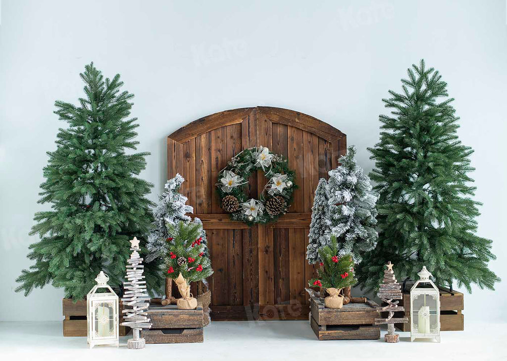 kateクリスマスツリーの納屋のドアの背景