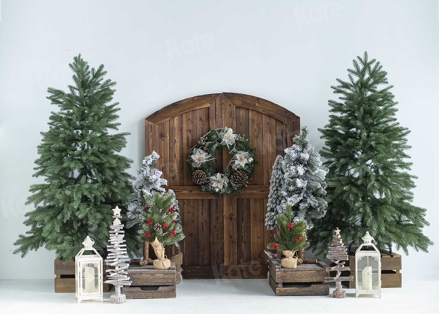 kateクリスマスツリーの納屋のドアの背景