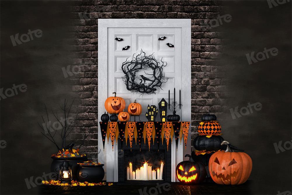 kate秋のハロウィーンの背景写真撮影のための白い木製のドアのカボチャ