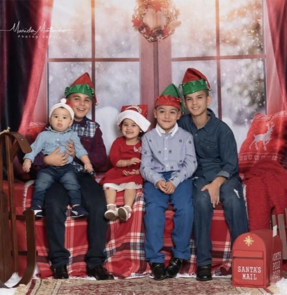 Kate クリスマスウィンドウの赤いカーテンの背景