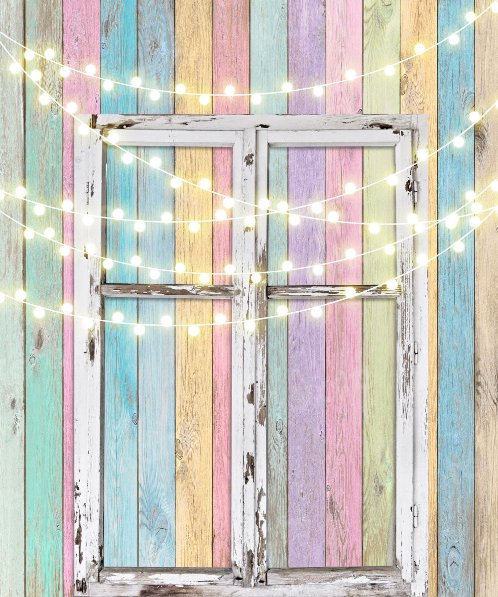 子供のための窓のイースターの背景とケイトの誕生日の赤ちゃんカラフルな木製の壁