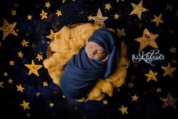 Kate 写真のための金の星の子供の背景を持つ夜空