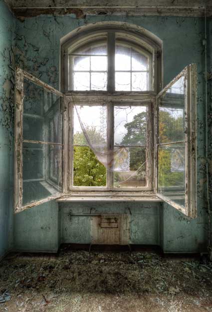 Kate 暗い灰色のレトロな城の窓の建物の背景