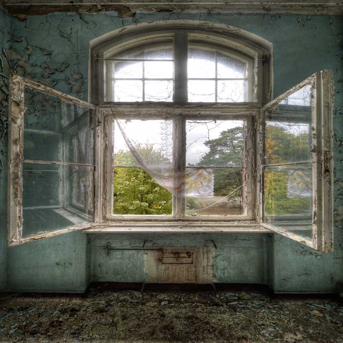 Kate 暗い灰色のレトロな城の窓の建物の背景