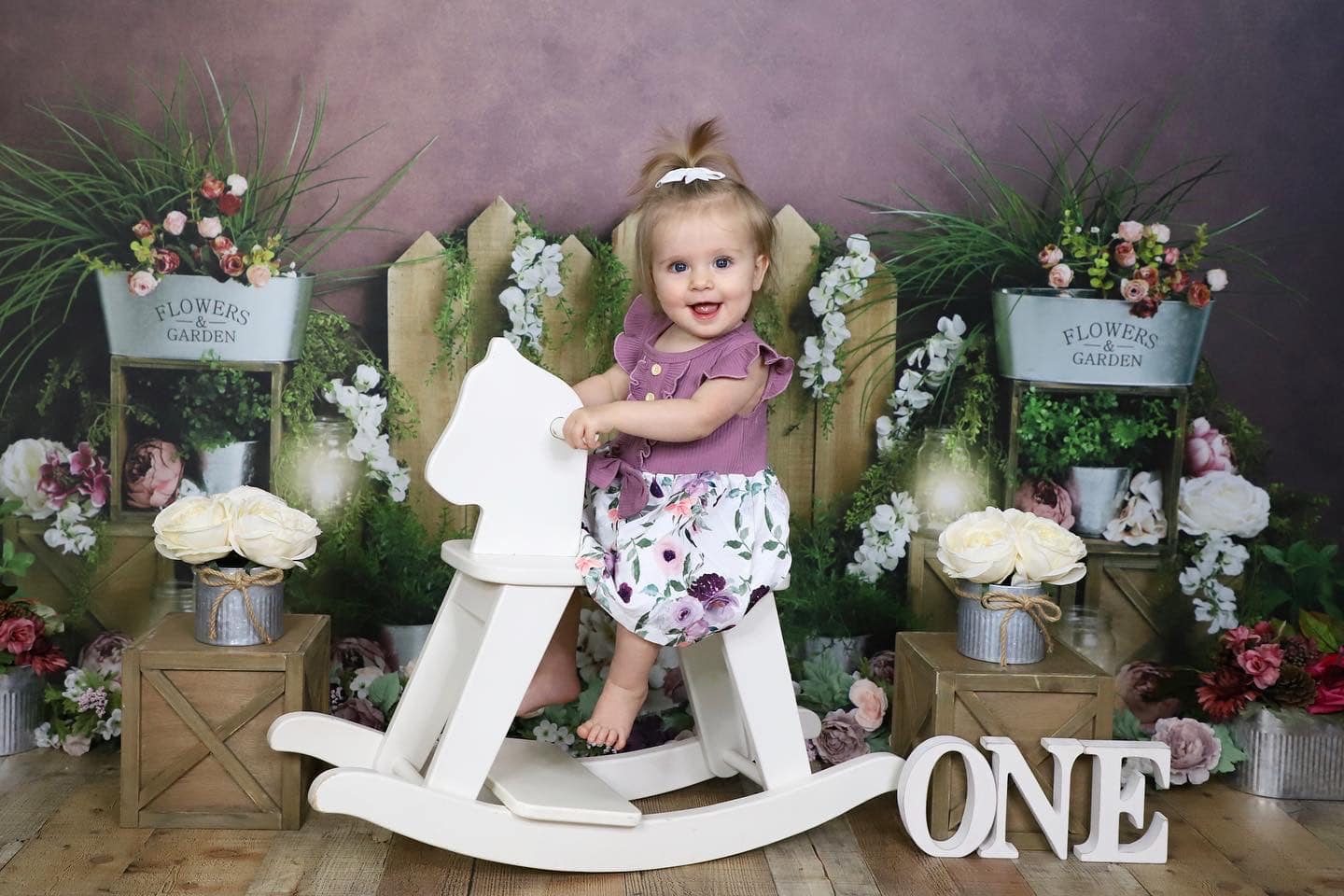 Kate 春の庭の花木製柵の背景