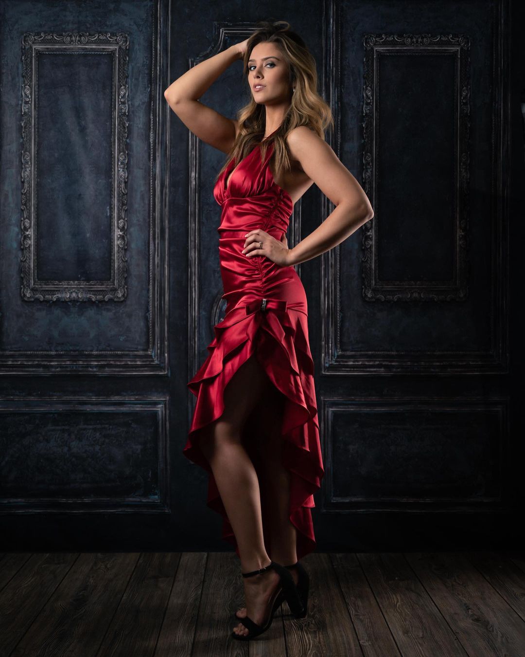 Kate レトロなディープブルーの壁のドアの背景+ヴィンテージダークウッドラバーフロアマット