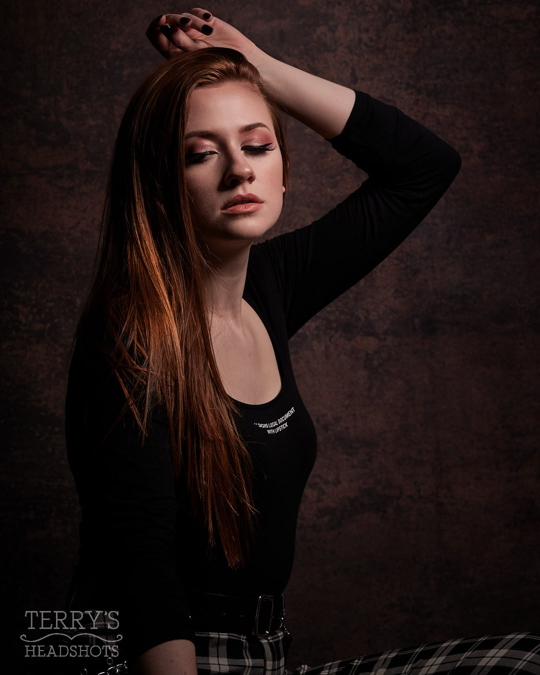 Kate写真撮影のためのダークゴールドブラウンの抽象的な背景