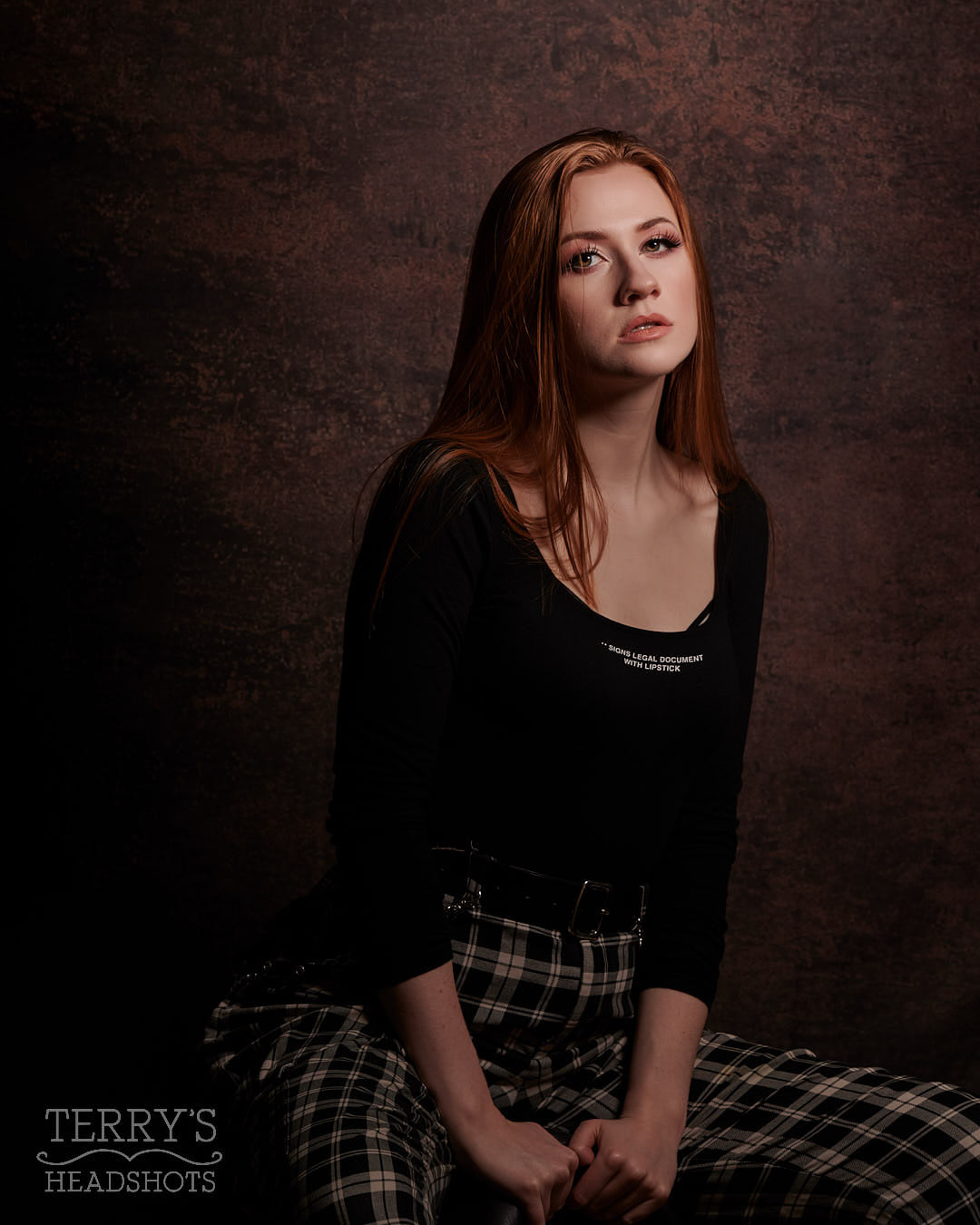 Kate写真撮影のためのダークゴールドブラウンの抽象的な背景