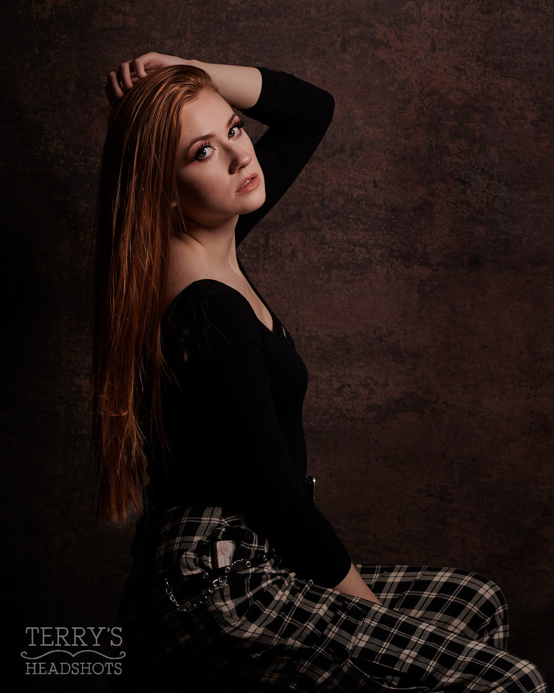 Kate写真撮影のためのダークゴールドブラウンの抽象的な背景