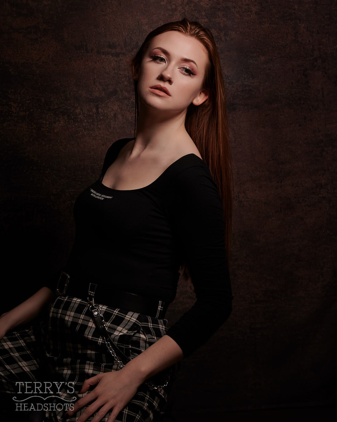 Kate写真撮影のためのダークゴールドブラウンの抽象的な背景