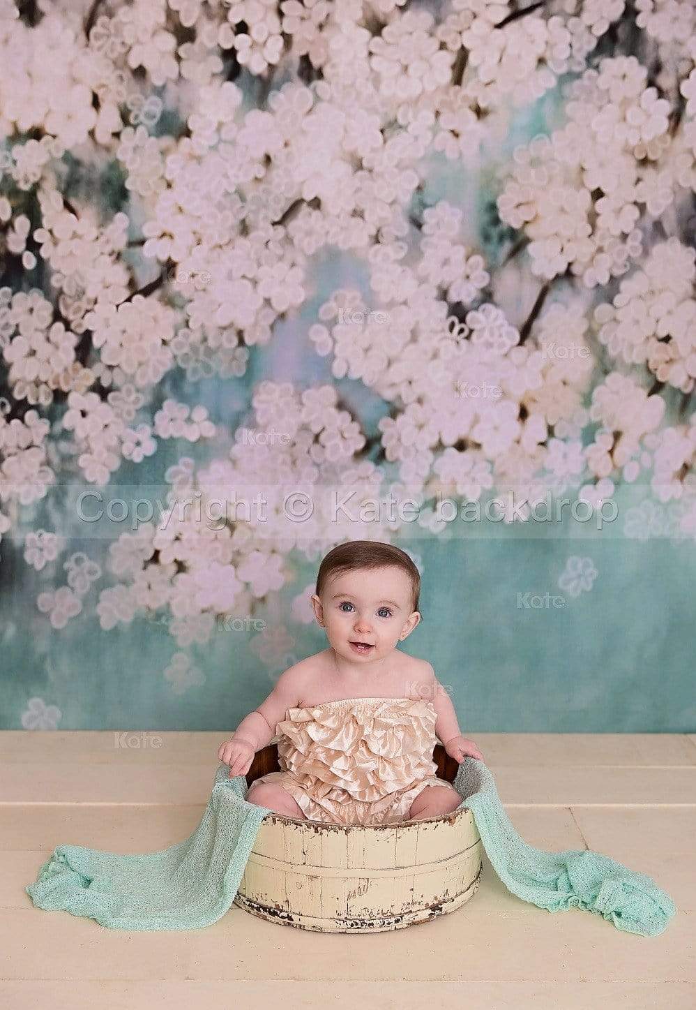 Kate 子供のための白い花の背景とレトロなスタイルの緑