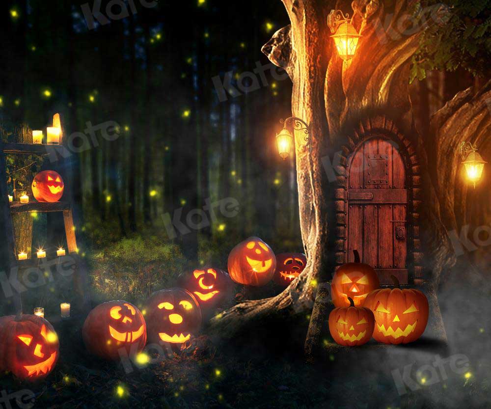 kateハロウィーンのカボチャの背景写真撮影のための秋の森の木の穴