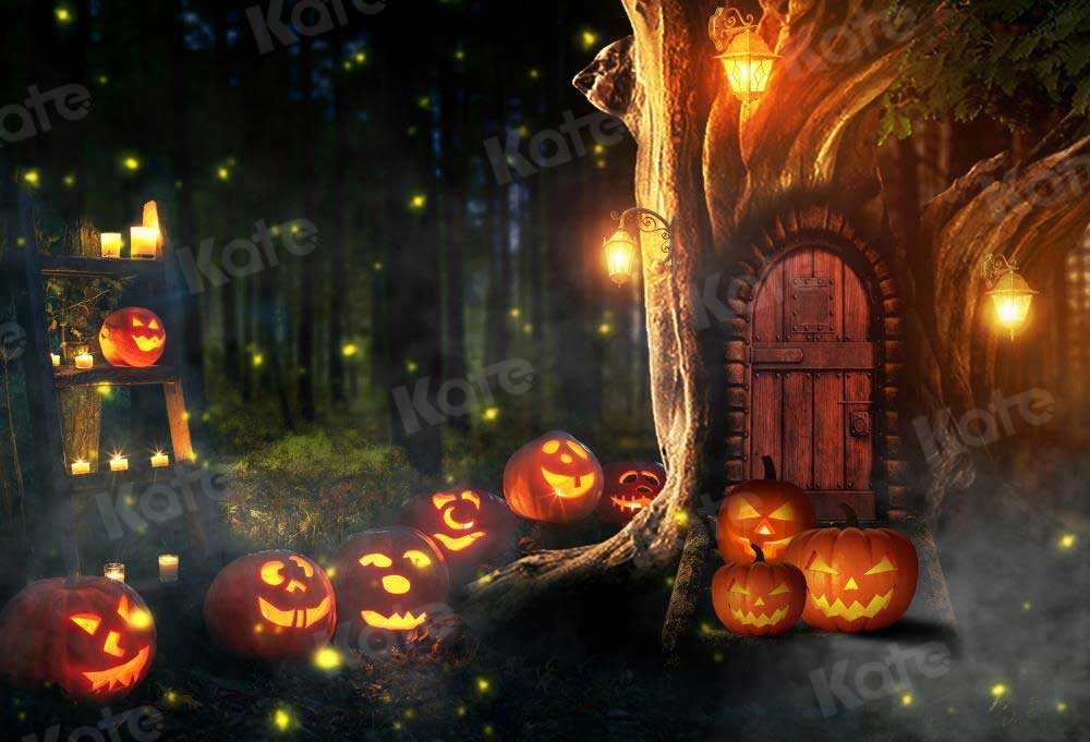 kateハロウィーンのカボチャの背景写真撮影のための秋の森の木の穴