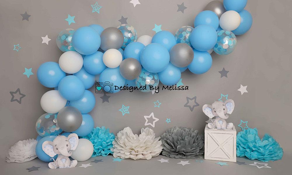 メリッサキングによって設計された写真撮影のためのkateつの灰色の壁の象の背景ケーキスマッシュブルーバルーン