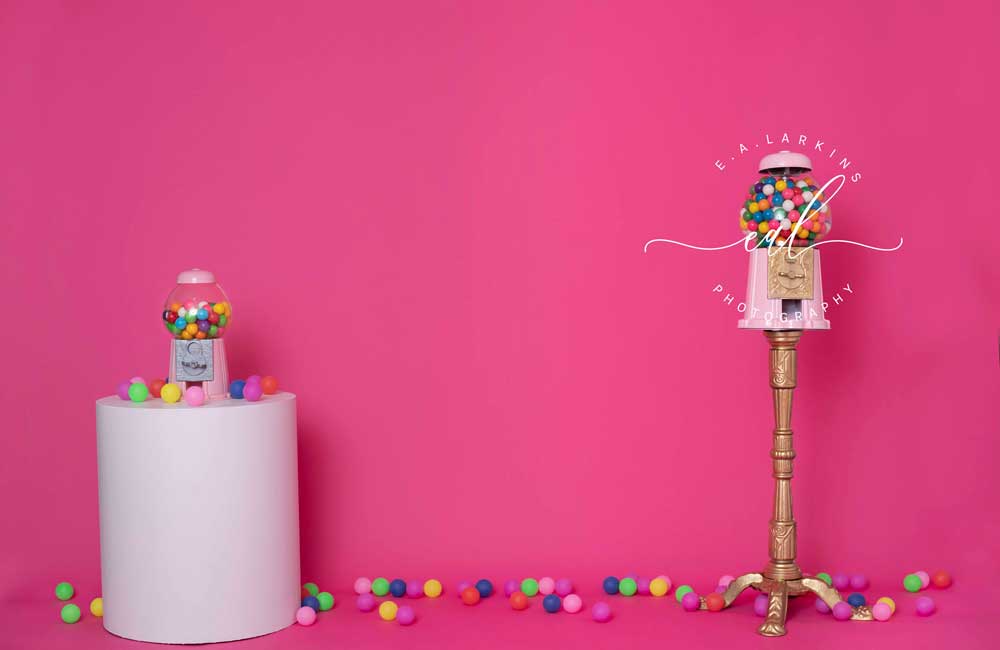 kateケーキスマッシュパーティーの背景ピンクのガムボール写真撮影のための楽しい誕生日