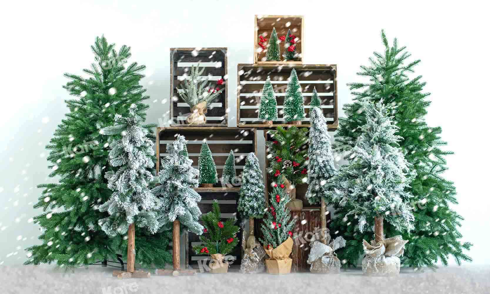 雪の中のKateつのクリスマスツリーの背景